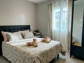 3 bedrooms, iron/ironing board, travel cot, WiFi - CONTEMPORARY AIR CONDITIONED VILLA AT THE FOOT OF MONT VENTOUX (MAZAN)