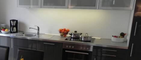 Kylskåp, ugn, spishäll och diskmaskin