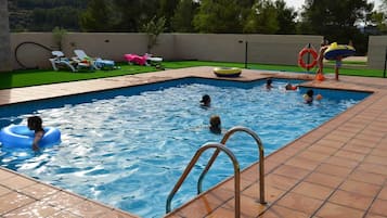Piscine extérieure, chaises longues