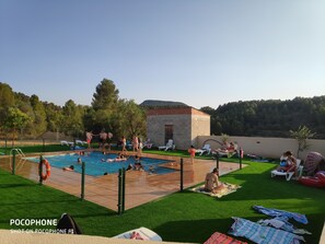 Utomhuspool med öppettider 10.00 till 21.00, och solstolar