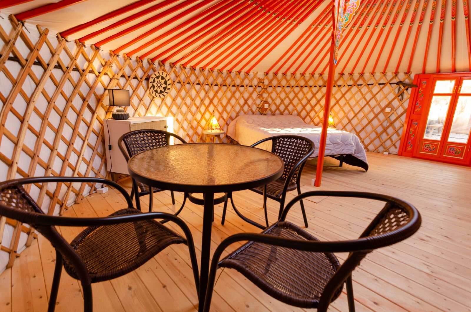 Tält Premium (Yurta Mongolia) | Duntäcken, strykjärn/strykbräda, gratis wi-fi och sängkläder