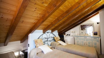 Departamento, 2 habitaciones (Attic) | Escritorio, tabla de planchar con plancha y cunas gratuitas