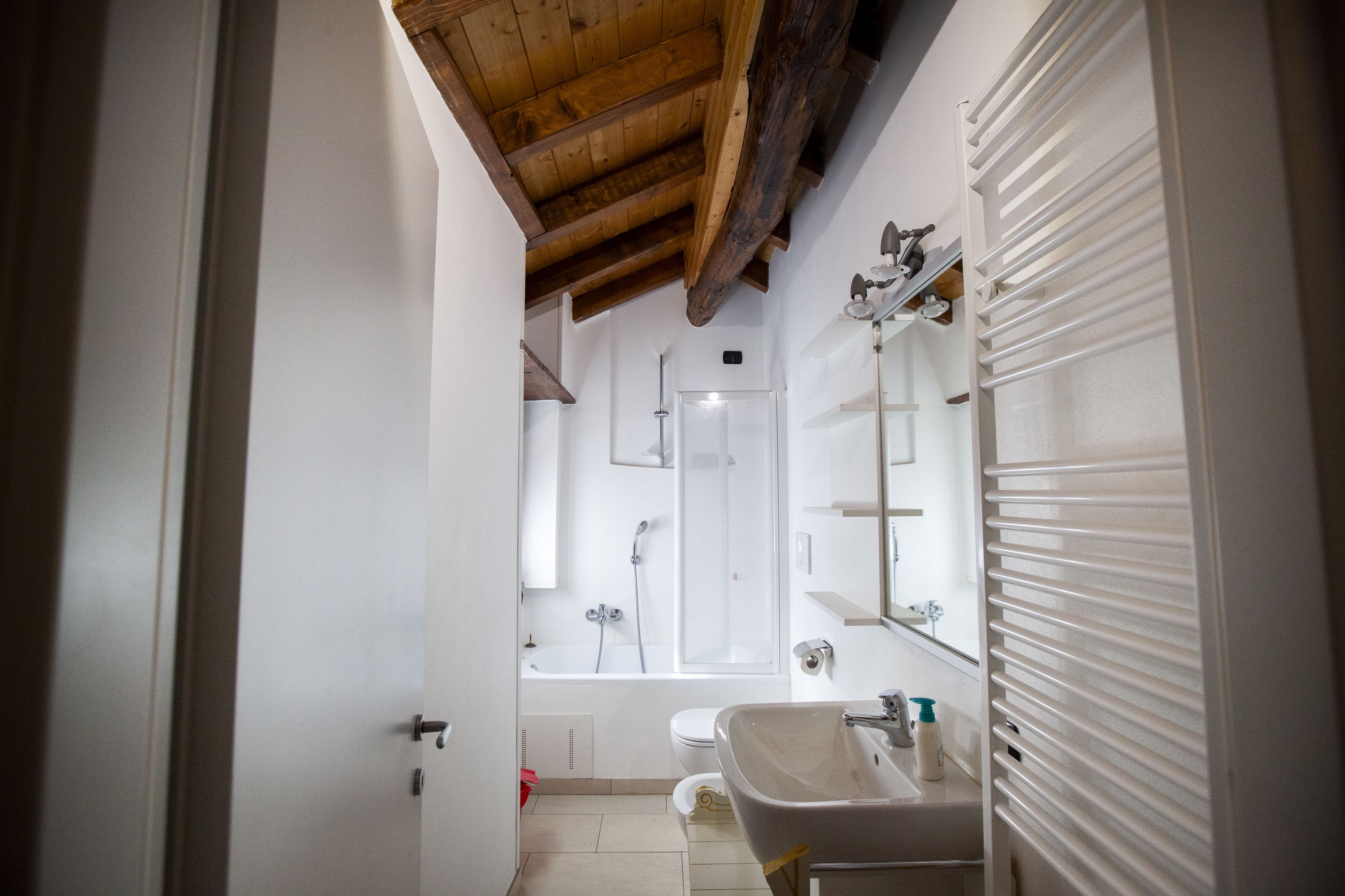 Un baño con bañera, inodoro y lavamanos.
