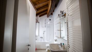 Un baño con bañera, inodoro y lavamanos.