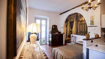Deluxe Studio | Desk, iron/ironing board, free cots/infant beds, free WiFi