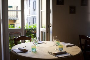 Déjeuner et dîner servis sur place