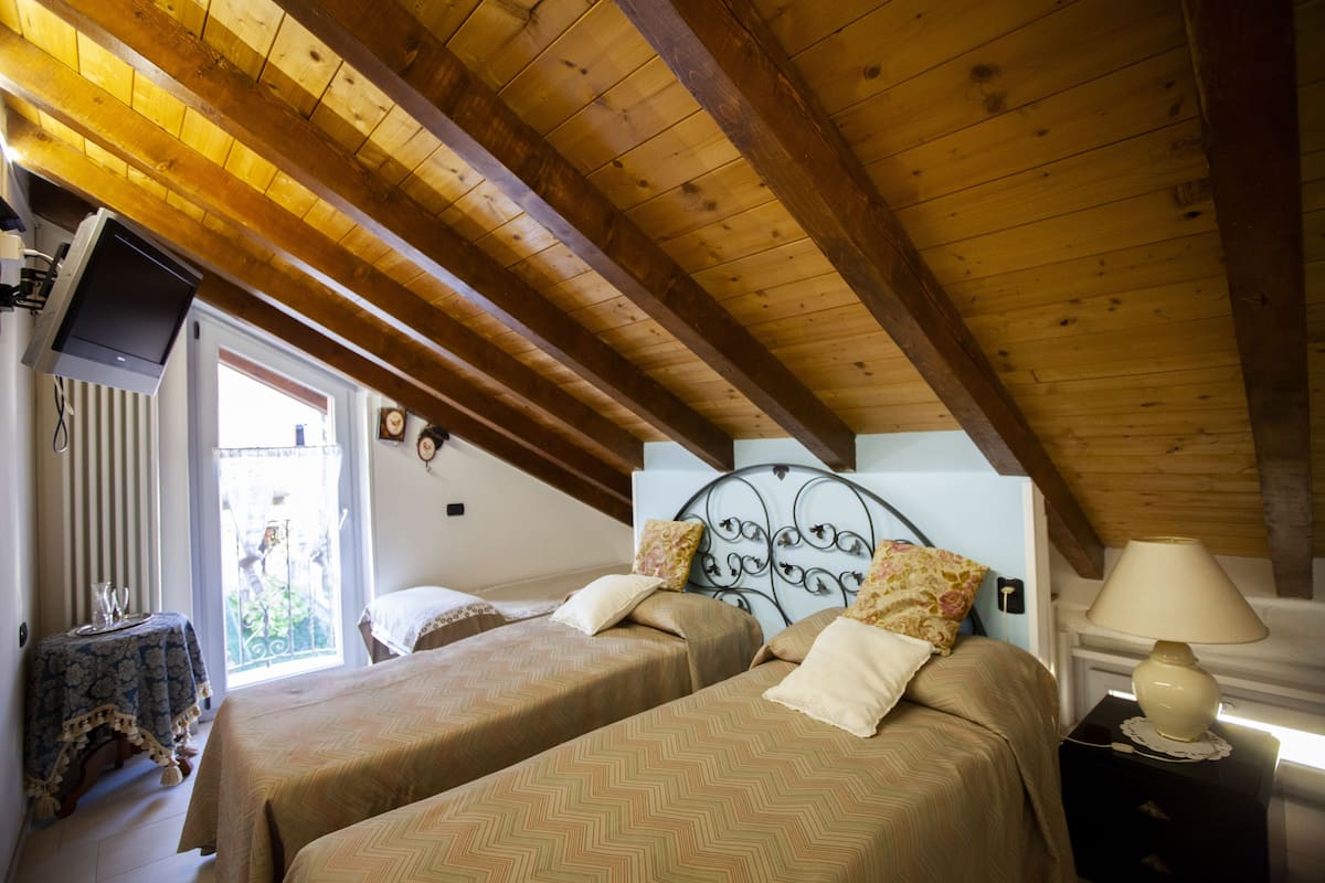 Apartment, 2 Schlafzimmer (Attic) | Schreibtisch, Bügeleisen/Bügelbrett, kostenlose Babybetten