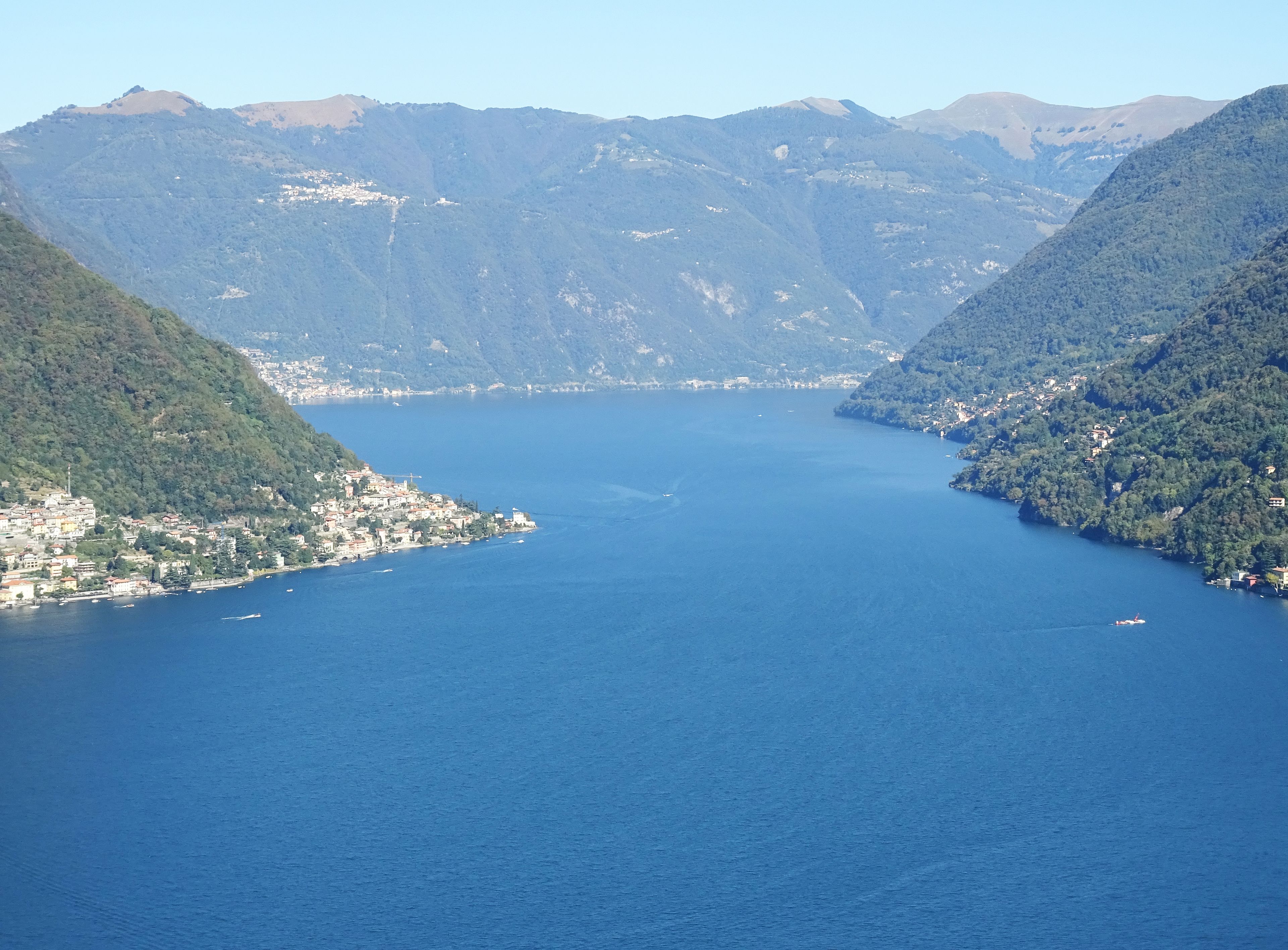 Une ville côtière située dans une baie entourée de montagnes.