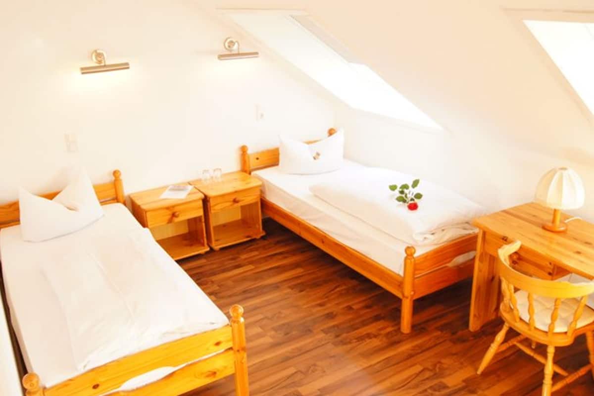 double room, 1 double bed, non smoking | desk, free wifi, bed sheets