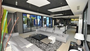 Un salon moderne comprenant un canapé, une table basse et un coin repas.
