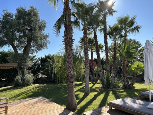 Architect villa with interior patio not overlooked on 4000m2 of land.