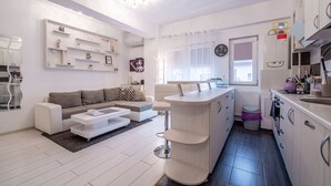 Un apartamento moderno con sala de estar, cocina y comedor.