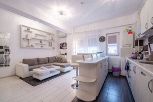 Un apartamento moderno con sala de estar, cocina y comedor.