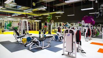 Ein Fitnessstudio mit unterschiedlicher Trainingsausstattung, darunter Kraftgeräte und Cardiogeräte.