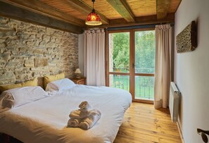 4 bedrooms, iron/ironing board, travel cot, WiFi - Middle Apartment, Casapirineos (Jaca)