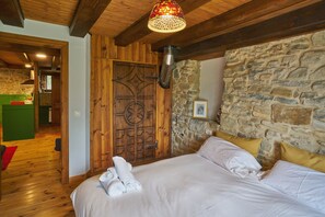 4 bedrooms, iron/ironing board, travel cot, WiFi