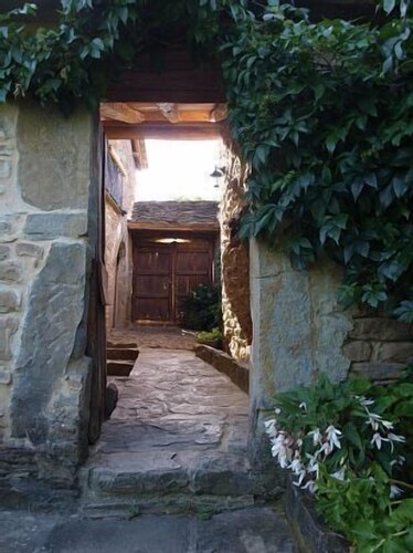 Middle Apartment, Casapirineos