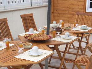 Daily continental breakfast for a fee