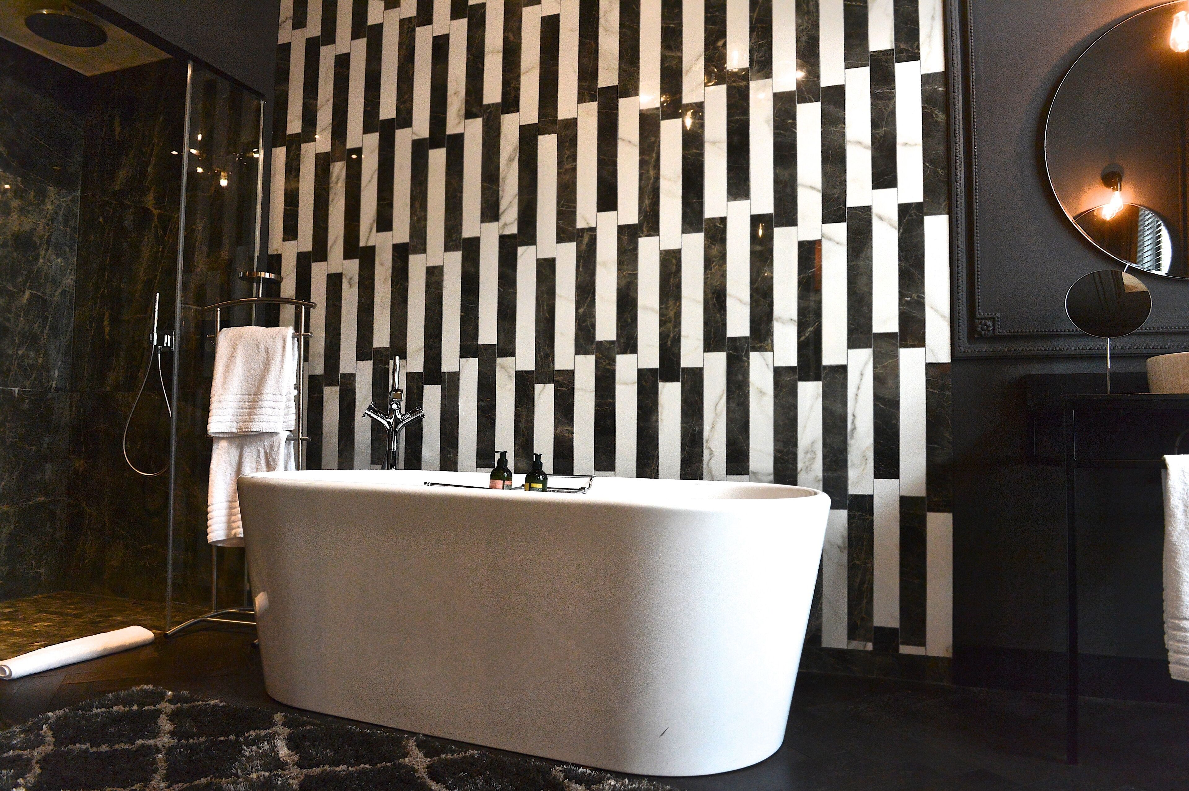 deluxe suite | bathroom | shower, towels