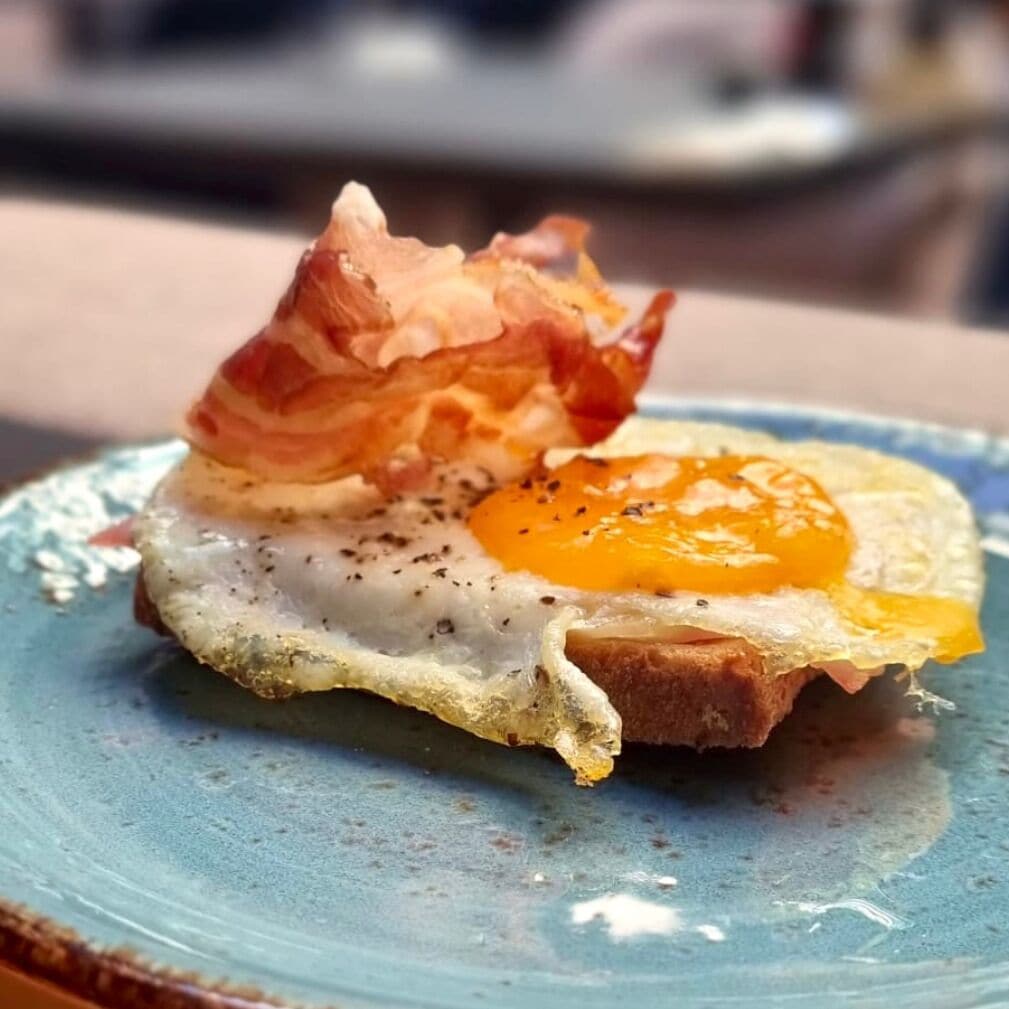 daily buffet breakfast (eur 25 per person)