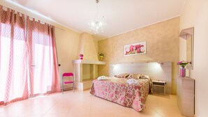 Un dormitorio con una cama, un escritorio, una silla y una mesita de noche.