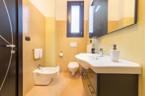 Ducha, artículos de tocador gratuitos, secador de pelo, bidet