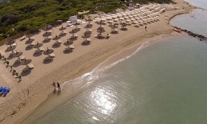 An aerial view of a beach with rows of umbrellas and lounge chairs. - B&B Rosso Salento (Alliste)