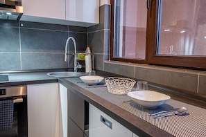 Luxury Studio Suite, Accessible | Private kitchenette | Full-size fridge, microwave, oven, stovetop - Studio Militari Residence M2 (Chiajna)