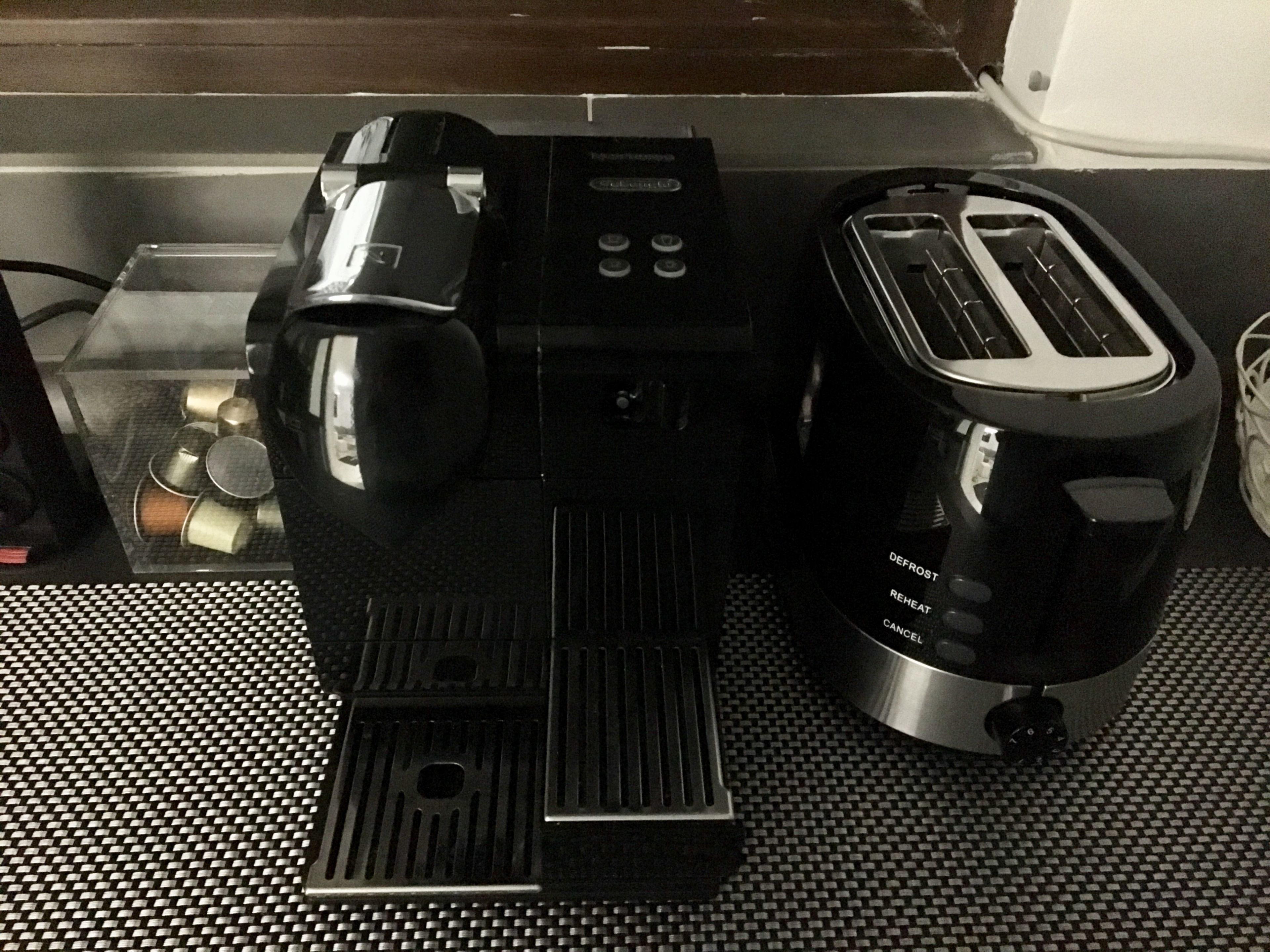 Eine Kaffeemaschine und ein Toaster auf einer Arbeitsplatte.