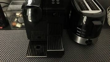 Eine Kaffeemaschine und ein Toaster auf einer Arbeitsplatte.