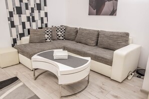 Luksus-studiosuite - handicapvenligt | Stue | 31-tommers LED-tv med kabelkanaler, tv, Netflix