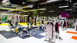 A gym with various exercise equipment, including weight machines and cardio machines. - Studio Militari Residence M2 (Chiajna)