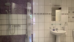 Haartrockner, Handtücher, Toilettenpapier