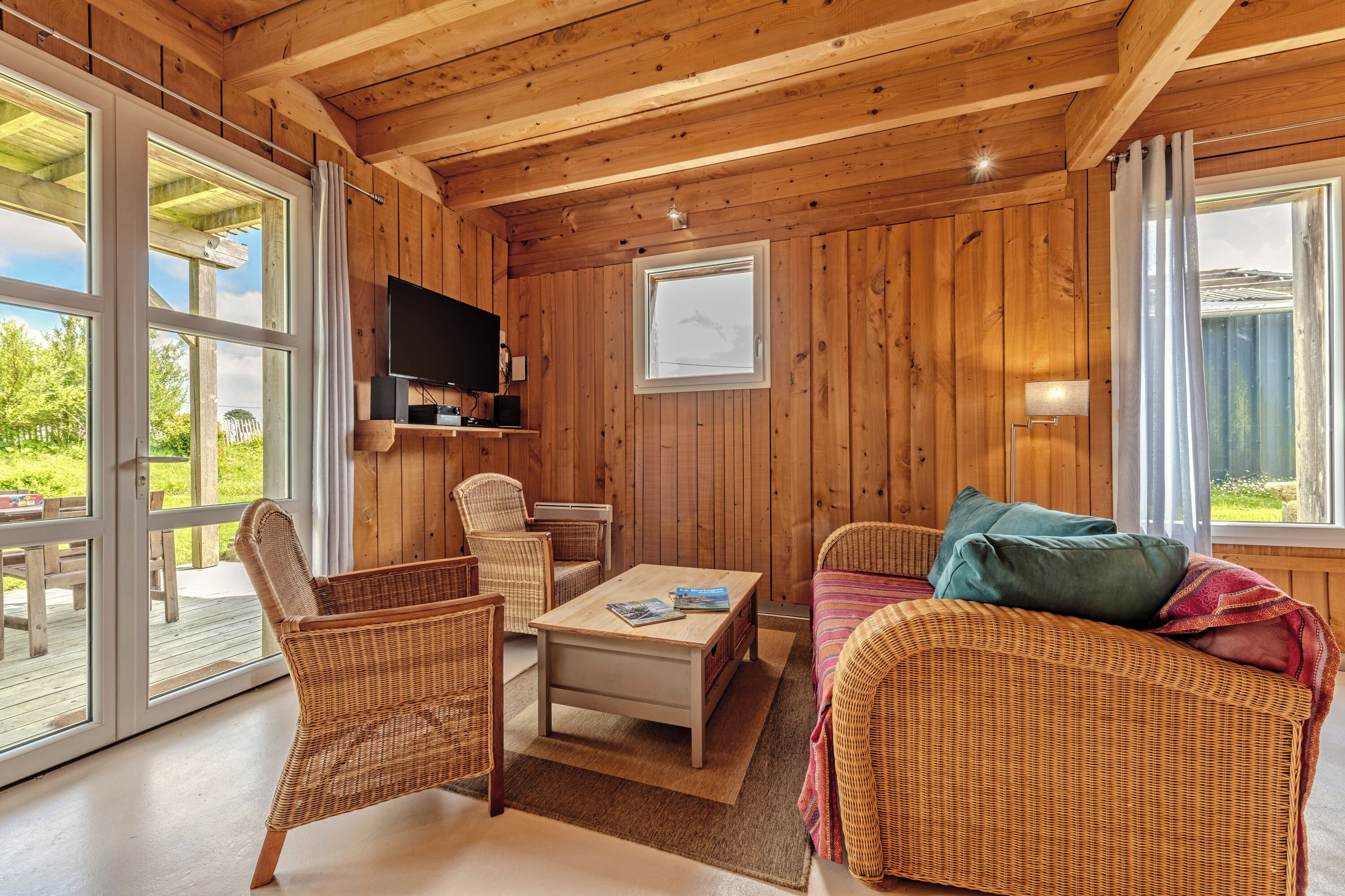 Flatscreentelevisie, een dvd-speler, een tafeltennistafel en boeken