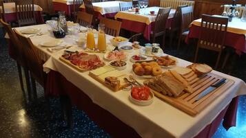 Un buffet de petit-déjeuner proposant une variété d'aliments et de boissons.