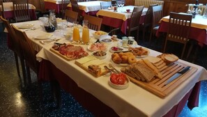 Se ofrece un desayuno bufé todos los días (por un coste adicional)