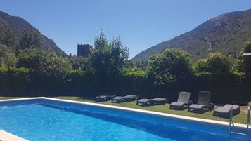 Piscina a l'aire lliure de temporada (horari: 10:30-21:30) i gandules