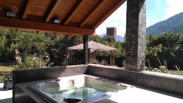 Bañera de hidromasaje al aire libre