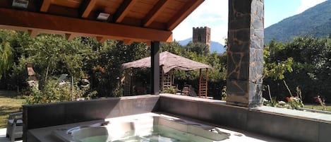 Outdoor spa tub