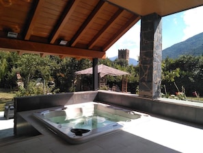 Outdoor spa tub - Hotel La Ribera (Vall de Cardos)