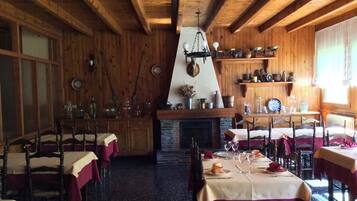 Se ofrece un desayuno bufé (10 EUR por persona)