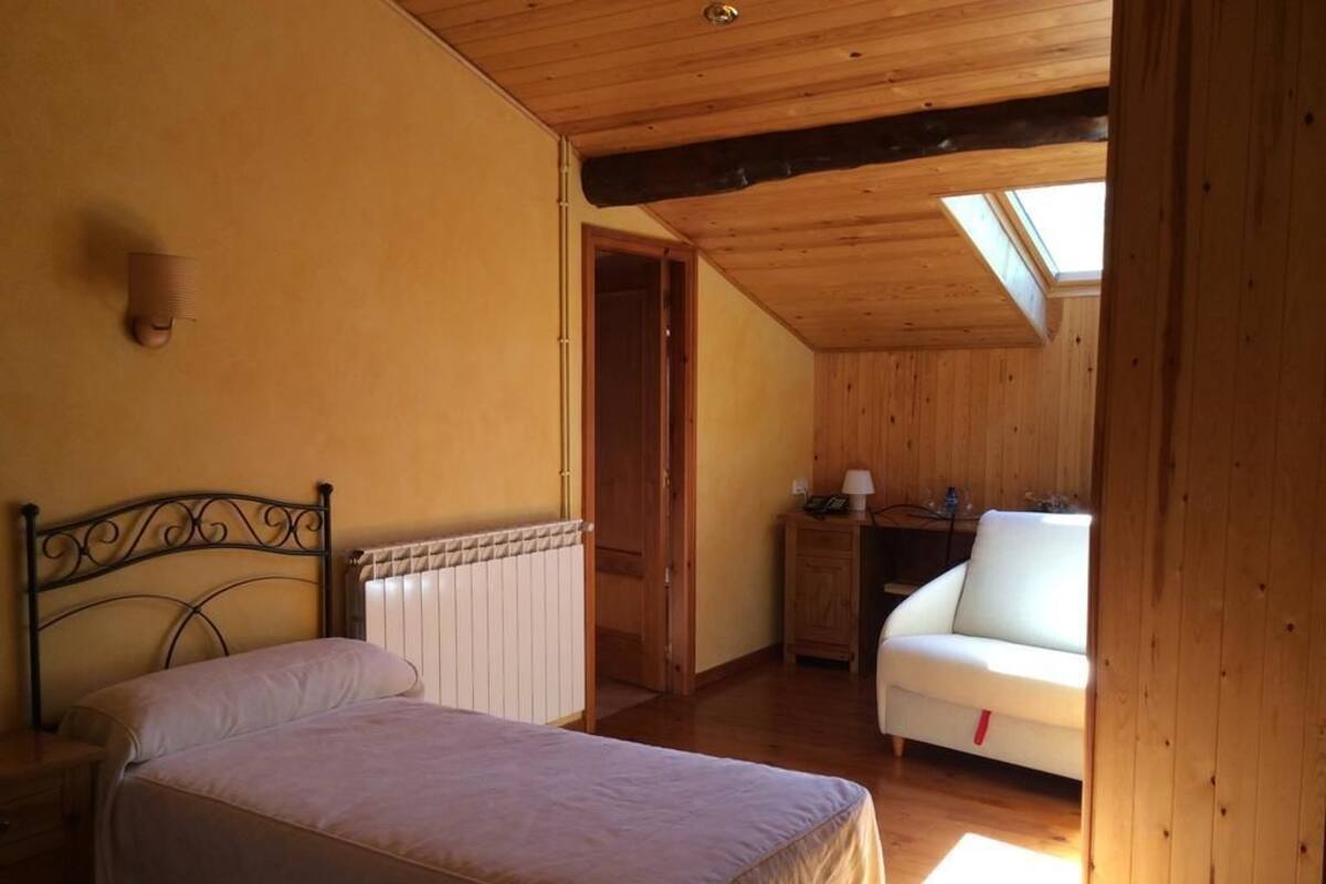 Quarto casal ou duplo | Cofres nos quartos, escrivaninha, espaço de trabalho para notebook