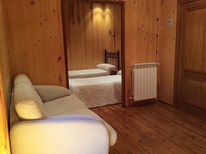 Double or Twin Room | In-room safe, desk, laptop workspace, free WiFi - Hotel La Ribera (Vall de Cardos)