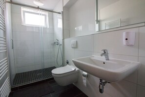 Apartment, 3 Bedrooms | Bathroom | Hair dryer, bidet, towels - City Apartments Herne (Herne)