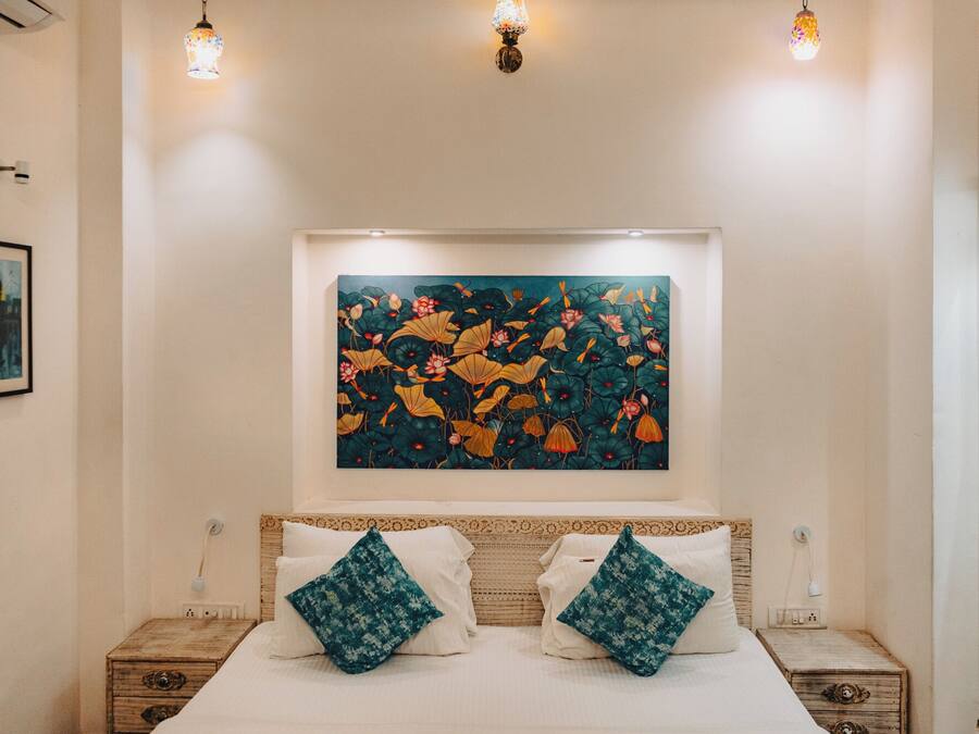 Deluxe Room , Window Balcony | Individually furnished, free WiFi, bed sheets