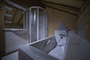 Combined shower/tub, towels