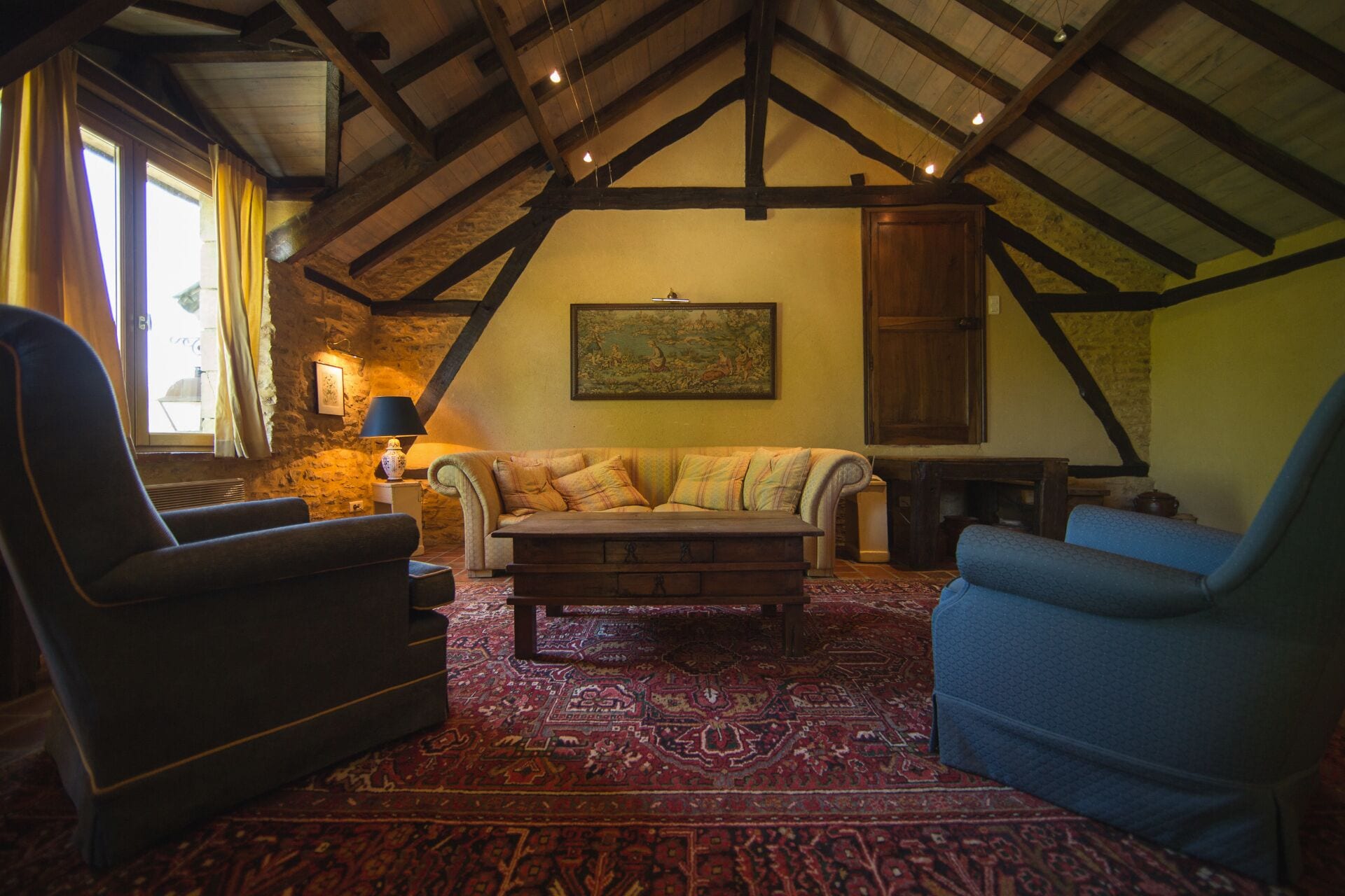 テレビ、暖炉、DVD プレーヤー