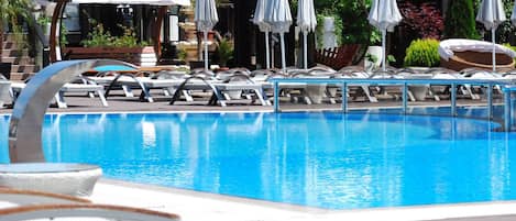 Piscine couverte, piscine extérieure, parasols de plage, chaises longues