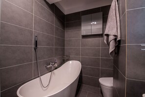 Luxe appartement, 1 queensize bed met slaapbank, toegankelijk voor mindervaliden | Badkamer | Een bad/douchecombinatie, designer toiletartikelen, een haardroger