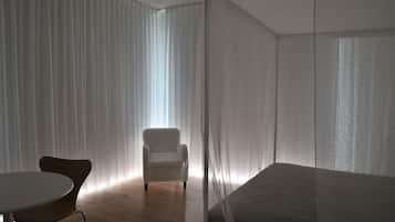 Suite, terrasse | Minibar, coffres-forts dans les chambres, bureau, rideaux occultants